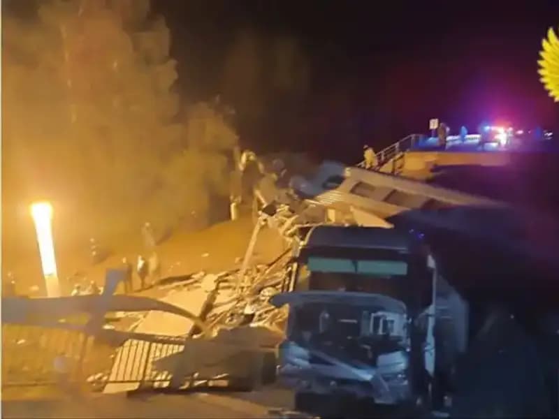 Rusya'da Çökme Felaketi: İki Köprü Düştü, Trenler Raydan Çıktı, Yedi Kişi Hayatını Kaybetti