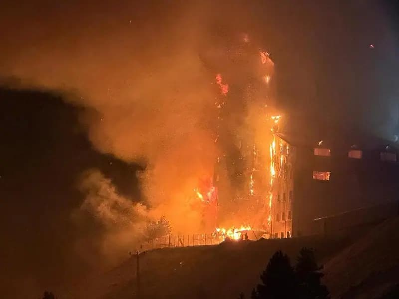 Kartalkaya Kayak Merkezi'nde Otel Yangını Çıktı