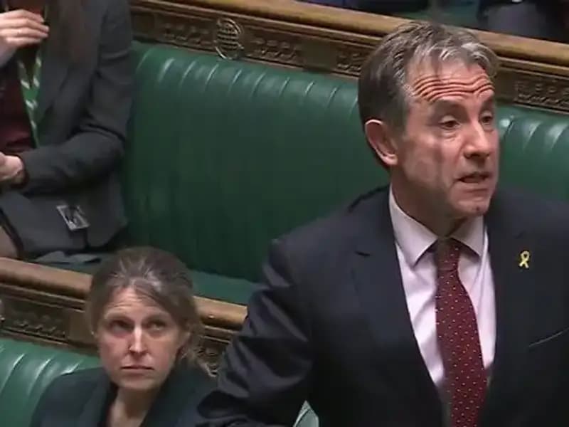 İngiliz Vekile Çocuk İstismarı Suçlaması: Şok Eden Gözaltı Gelişmesi