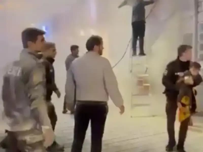 Beyoğlu'nda Büfede Yangın: Kahramanlar İçerideki Çocuğu Kurtardı