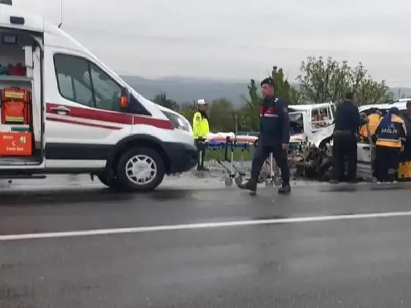 Denizli'de Korkutan Kaza: İki Araç Kafa Kafaya Çarpıştı