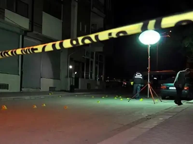 Aksaray'da Şok Kaza: Araç Fren Yerine Gaza Bastı, Marketi Harabeye Çevirdi