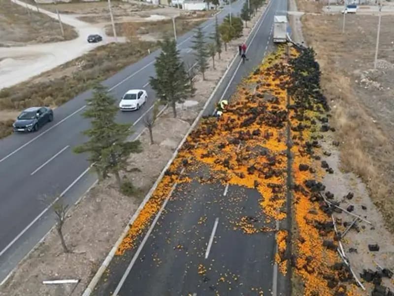 Afyon’da Mandalina Yüklü Tır Devrildi: Kara Yolunda Turuncu Görüntü