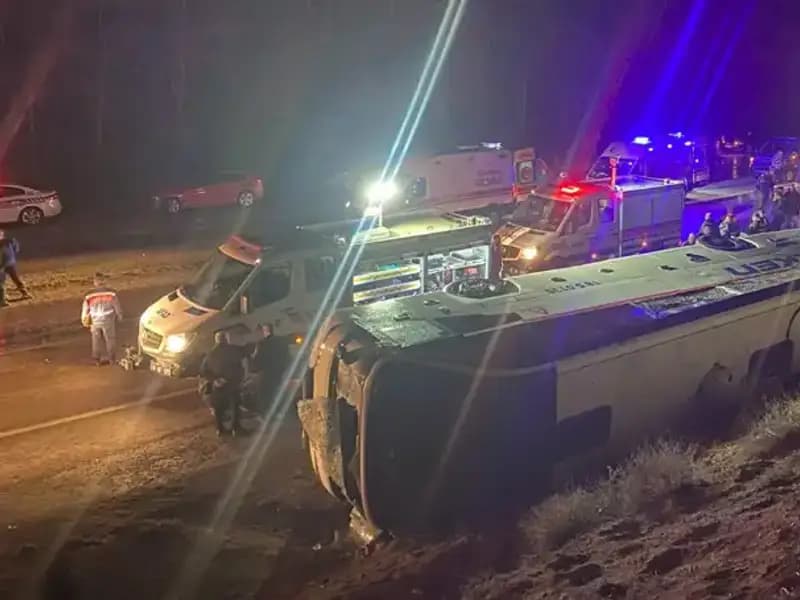 İşçi Servisi Devrildi: 23 Kişi Hastaneye Kaldırıldı!