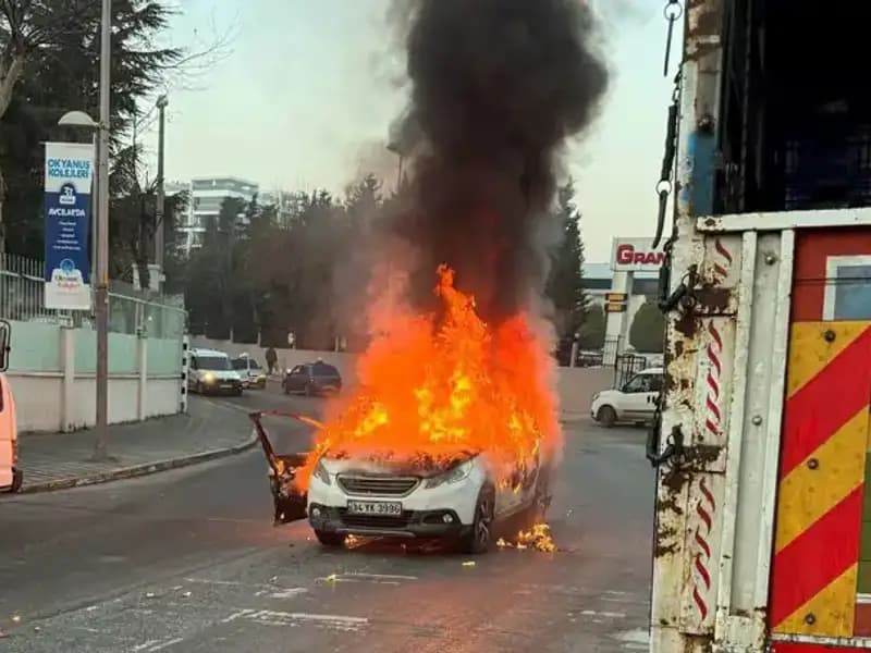 Korku Dolu Anlar: Alev Alan Araç Otomobillere Çarptı, Panik Yarattı