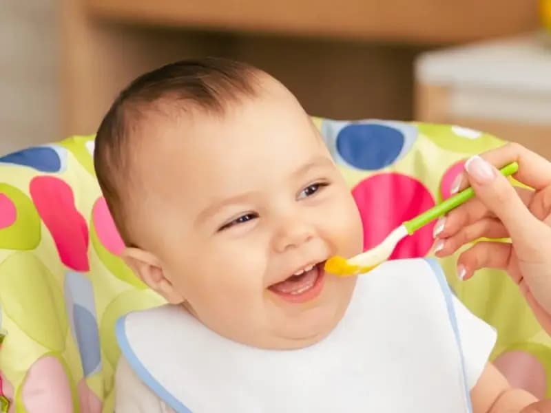 Katı Gıdaya Geçerken Bu Besinlere Dikkat: Bebekler İçin Sağlıklı ve Güvenli Seçimler