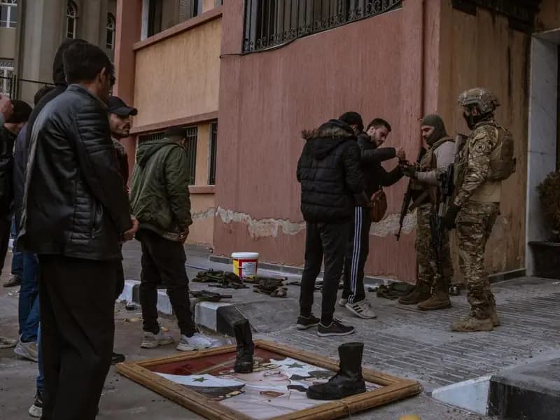 Suriye'de Rejim Unsurları Silahlarını Teslim Ediyor