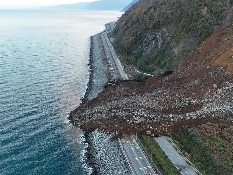 Artvin'deki Heyelanda 100 Bin Ton Toprak Hareket Etti
