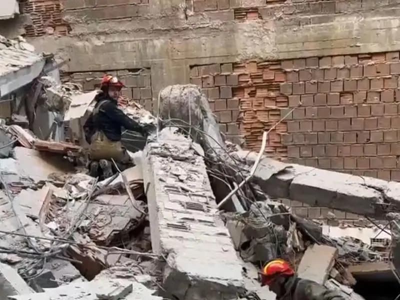 Güngören'de Yıkım Sırasında 2 İşçi Göçük Altında Kaldı