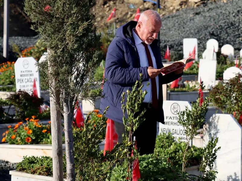 Deprem Mezarlığında Buruk Bayram: Hatay'da Ziyaretler Yapıldı