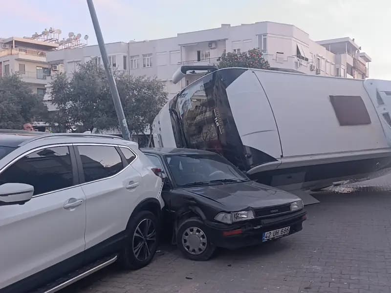 Manavgat'ta Servis Minibüsü Park Halindeki Araçlara Devrildi