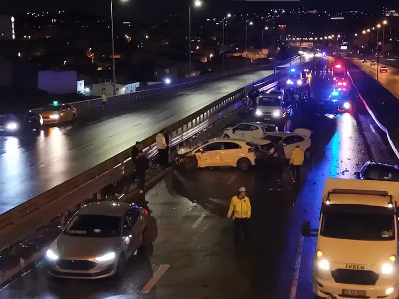 Ataşehir'de Zincirleme Trafik Kazası: 8 Araç Karıştı