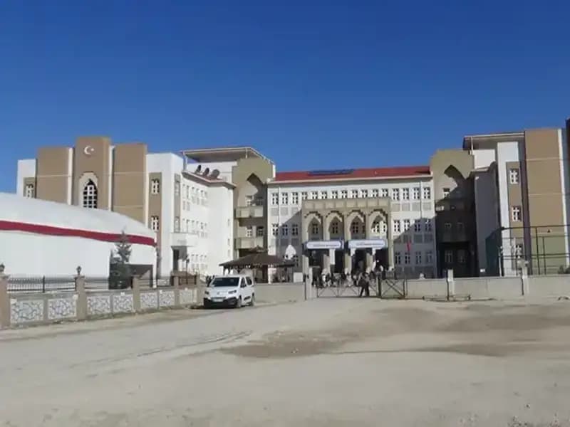 Ortaokulda Öğretmenden Öğrenciye Şiddet İddiası: Aileler Tepkili