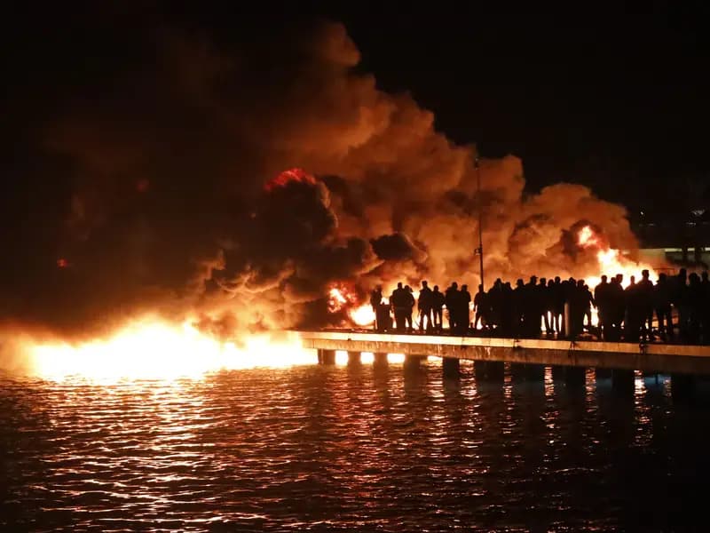 Bodrum Yalıkavak Marina'da Yangın: Milyonluk Motoryatlar Tehlikede