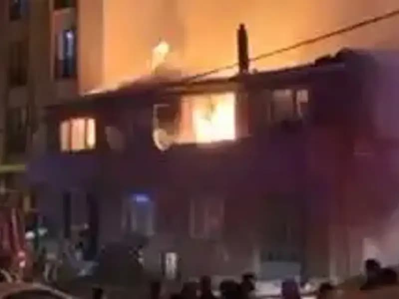 Gaziosmanpaşa’da Korkutan Yangın: İki Bina Alev Alev Yandı!