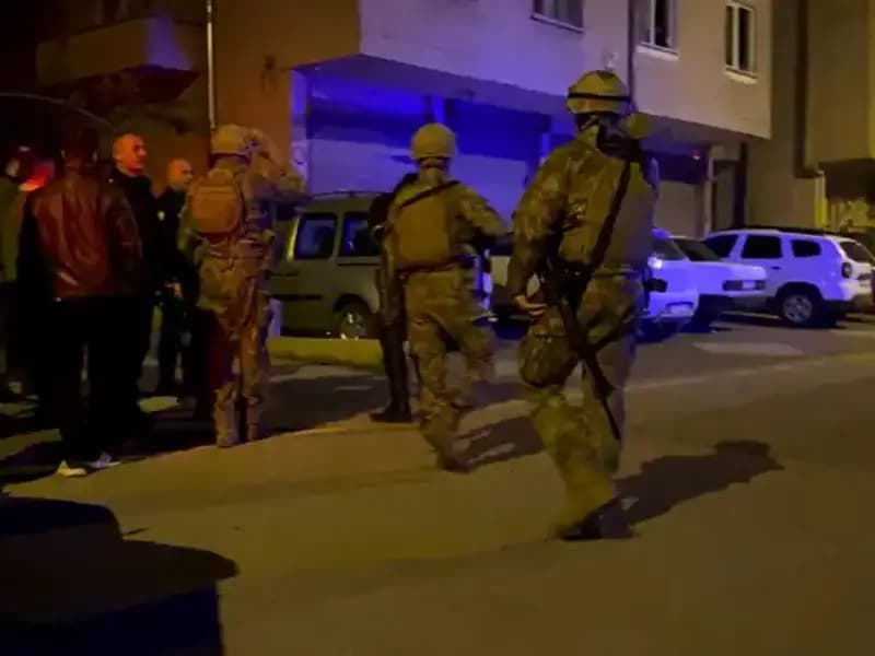 Balkondan Tüfekle Ateş Açan Şüpheli, Polis Geldiğinde Kendini Kilitledi