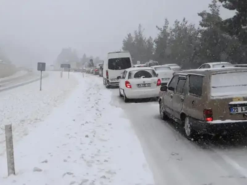 Denizli-Antalya Karayolu'nda Kar Bastırdı: Trafik Durma Noktasında