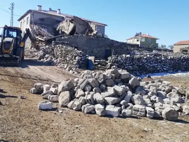 Kayseri'de Ahır Çökmesi: 35 Küçükbaş Hayvan ve 2 Eşek Telef Oldu