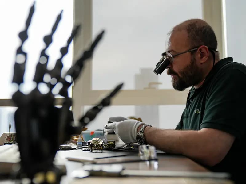 Opr. Dr. Ahmet Savran: Ameliyat Öncesi Saat Tamiri Yapıyor