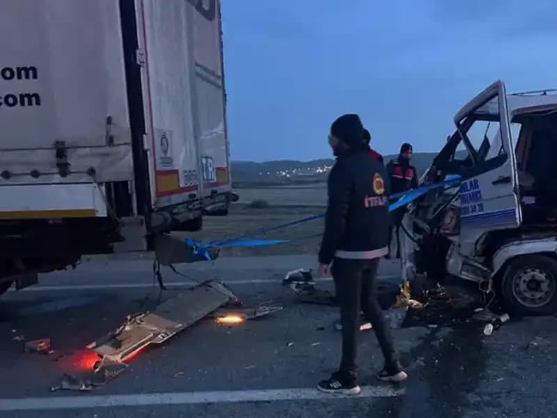 Kazaya Yardım İçin Duran Sürücüye İkinci Kaza: 4 Yaralı