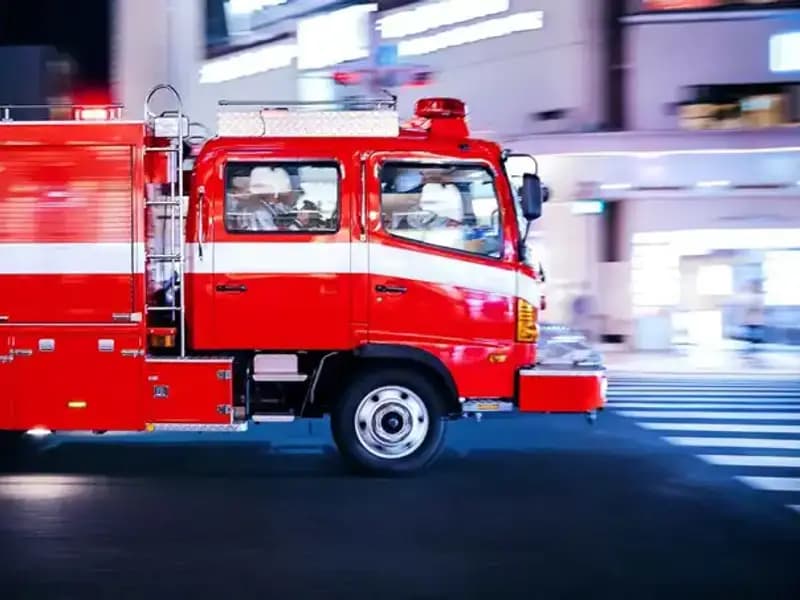 Tokyo’da Bina Yangını: İki Kişi Üzgün, Acil Durum Ekipleri Olay Yerinde