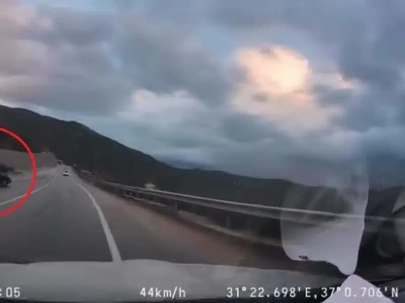 Manavgat'ta Kaygan Yolda Kontrolden Çıkan Araç Kazadan Döndü