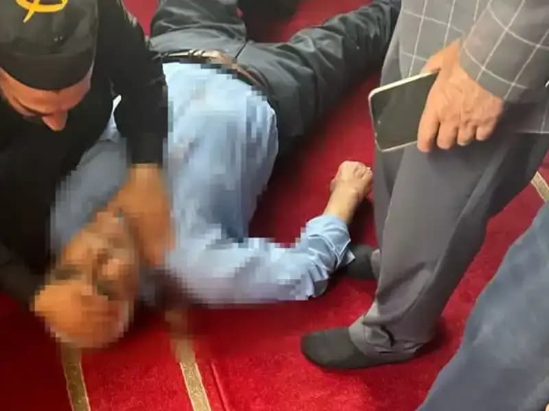 Camide Namaz Kılan Adam Dehşet Anları Yaşadı: Bıçaklı Saldırı Şoku!