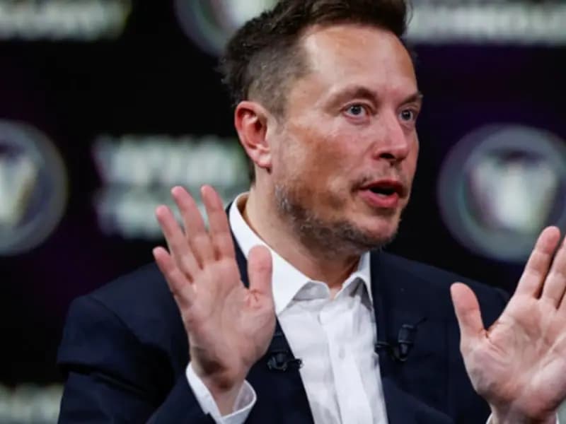 Elon Musk’tan insansı robot kararı