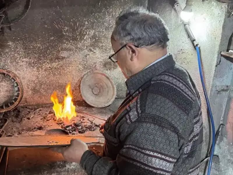 Baba Mesleğini 20 Metrekarelik Dükkanda Yaşatan Genç: Azim ve Gelenek