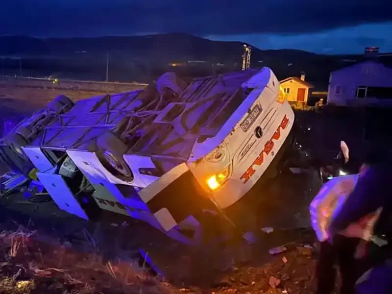 Sivas'ta Feci Yolcu Otobüsü Kazası: 2 Ölü, 18 Yaralı!