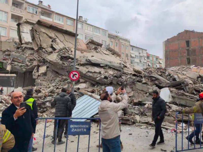 İstanbul Güngören'de Bina Çöktü