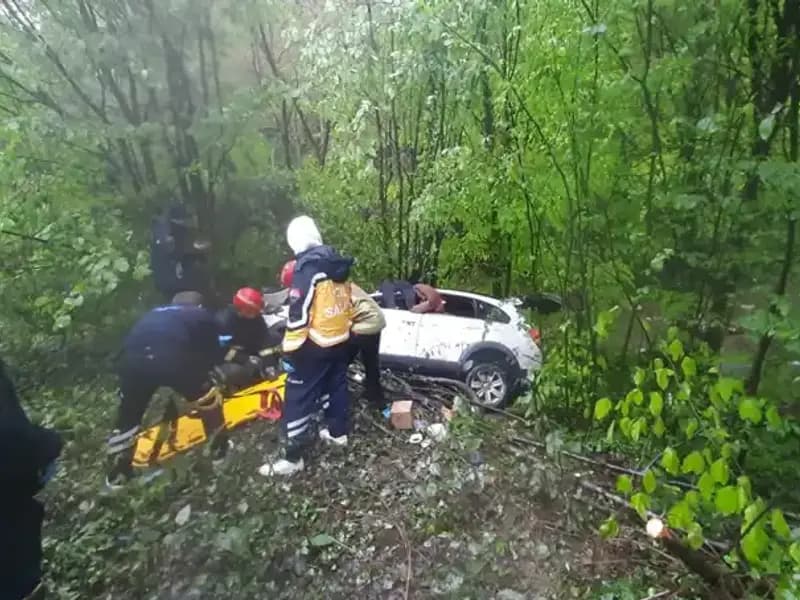 Direksiyon Kontrolünü Kaybeden Araç Ormana Uçtu: Can Kayıpları ve Yaralılar