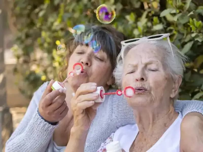 100 Yaşına Basan İki Kadın, Uzun Yaşamanın Sırrını Açıkladı!