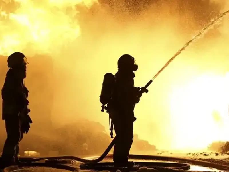 Mobilya Atölyesinde Korkunç Yangın: Mangal Kömürü Deposuna Ulaşan Alevler