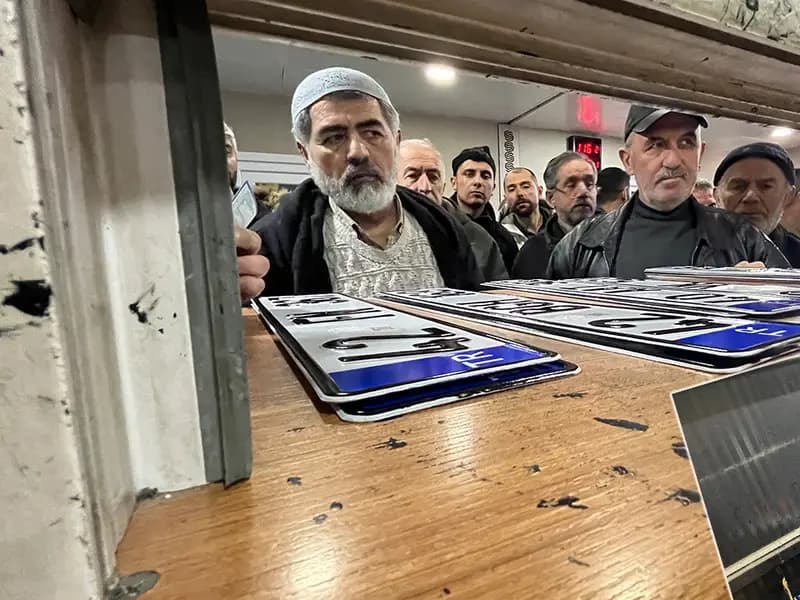 Standart Dışı Plaka Değişiminde Yoğun Kuyruklar Oluştu