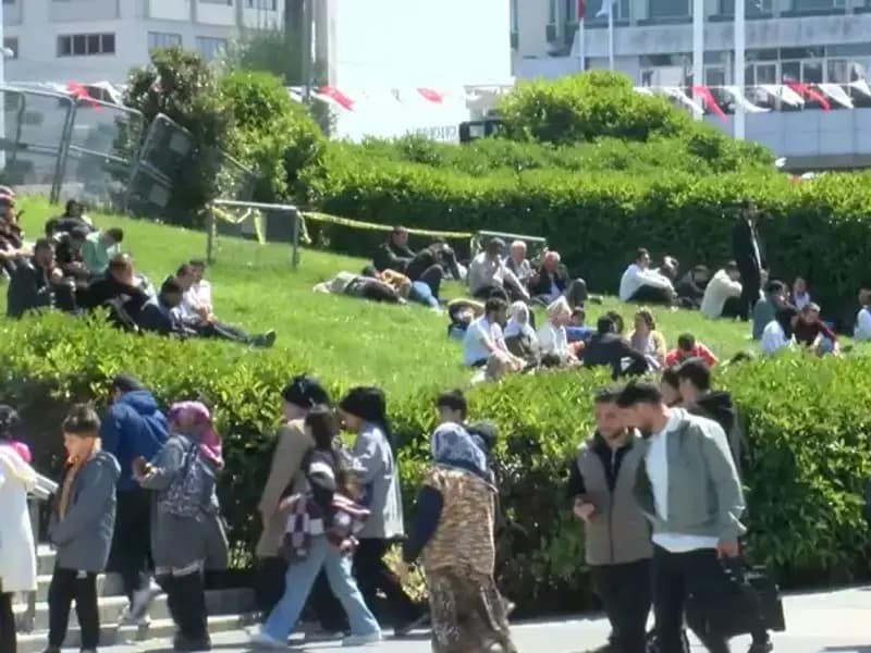 Taksim'de Deprem Yoğunluğu: Vatandaşlar Endişeli ve Tepkili