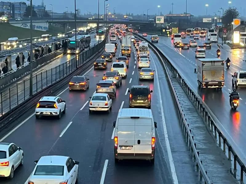 İstanbul'da Bayram Sonrası Trafik Yoğunluğu Artıyor