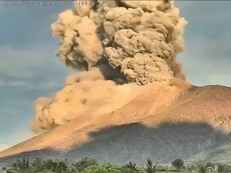 Kanlaon Yanardağı'nda Şok Patlama! Yanardağ Etrafa Korku Saçtı