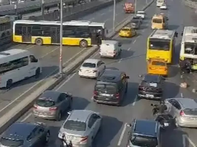 Trafiği Felç Eden Kaza: İETT Otobüsü İki Araca Çarptı