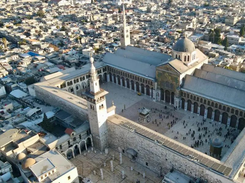 Suriyeliler özgürlüklerini ilk cuma namazıyla kutladı