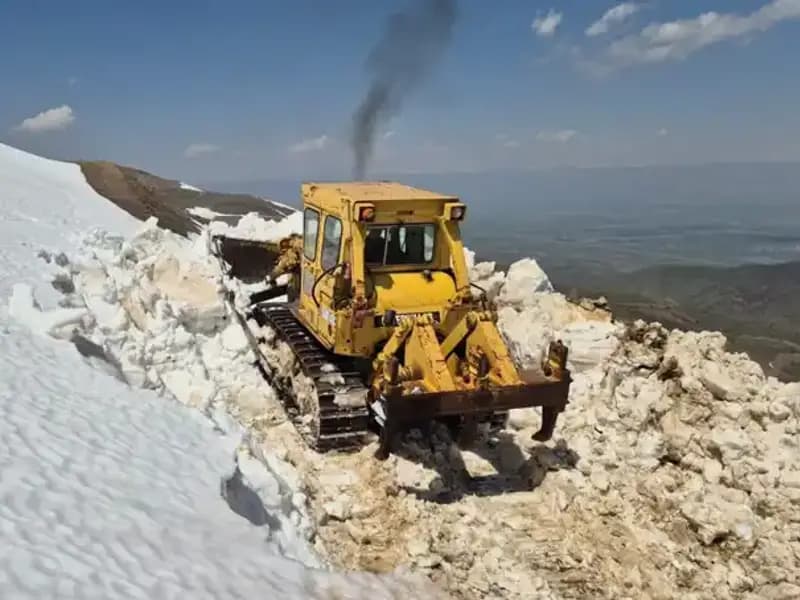 Nisan Ayında Yaşanan 2 Metrelik Kar Sezonu ve Yol Açma Çalışmaları