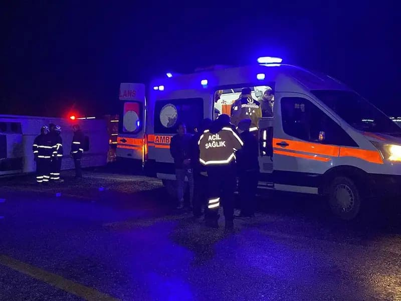 Midibüs Devrildi: 1 Kişi Hayatını Kaybetti, 23 Yaralı Var