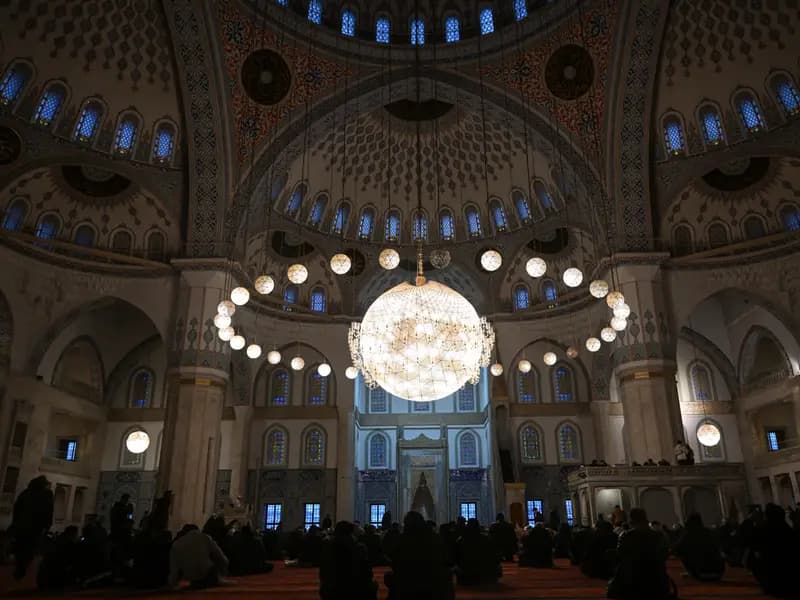 Türkiye'de Ramazan Bayramı Coşkusu: Camiler Dolduruldu