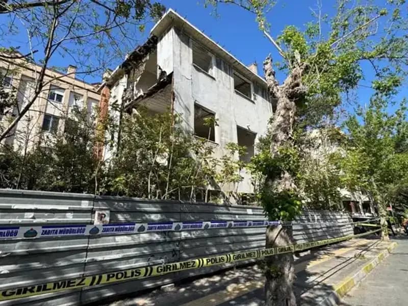 Bakırköy'deki Metruk Bina Depremle Kısmen Çöktü: Olayın Ayrıntıları