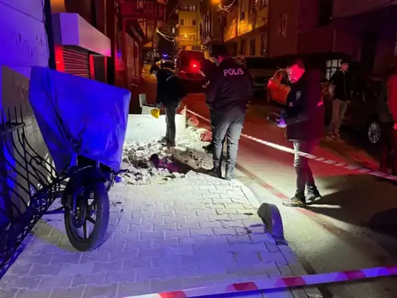 Küçükçekmece’de Plakasız Motosikletle Gerçekleşen Saldırı, Güvenlik Kameralarına Yansıdı