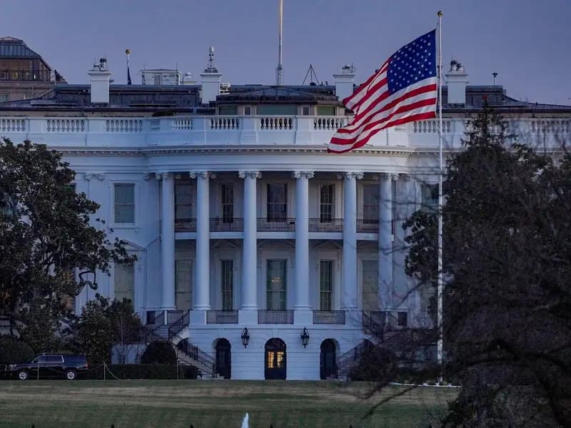Beyaz Saray'da Güvenlik Krizi: Araç Bariyeri Aştı