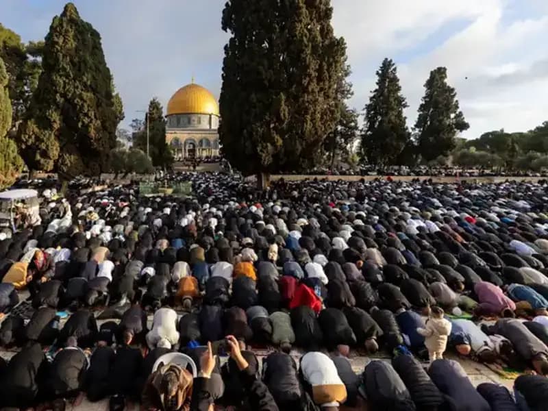 İşgal Altındaki Mescid-i Aksa'da 120 Bin Filistinli Bayram Namazı Kıldı