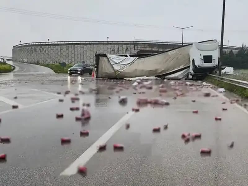 TIR Devrildi, Yola Saçılan İçkiler Mahallede Şok Yarattı!