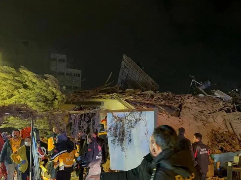 Konya'da 3 Katlı Bina Çöktü<br>