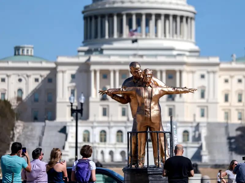 Washington'da Trump ve Epstein Heykeli: Titanik Sahnesi Yeniden Canlandı